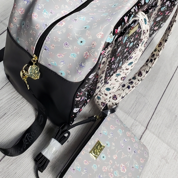 Betsey Johnson Weekender Floral Matching Wristlet - Picture 2 of 16